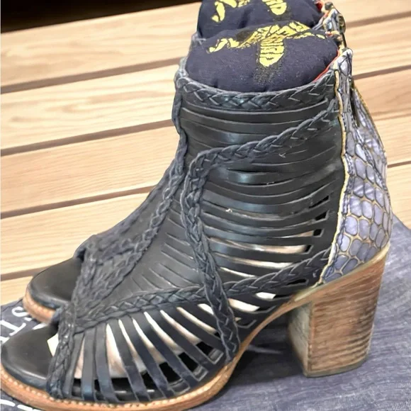 Like New!! FREEBIRD
Bela Navy Multi Leather Sandals - Picture 3 of 8